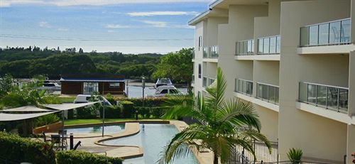 Boathouse 4* Tea Gardens