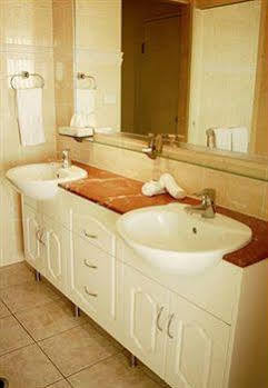 Boathouse 4*